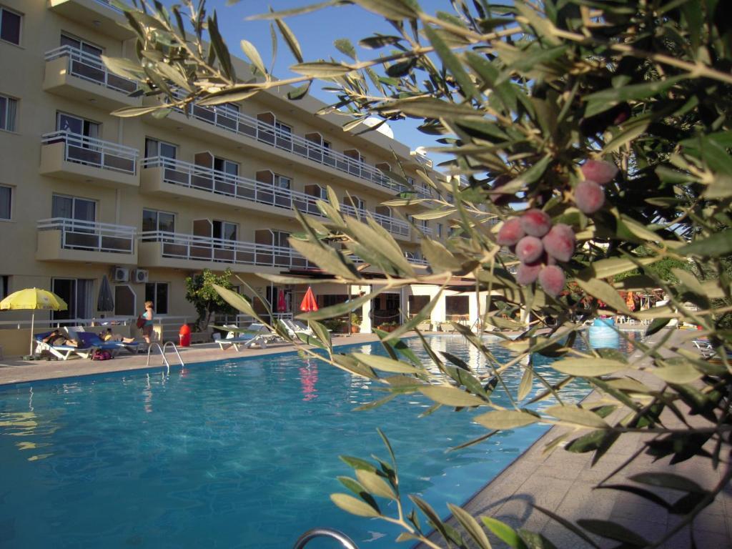 Sunquest Gardens Holiday Resort Limassol Bagian luar foto